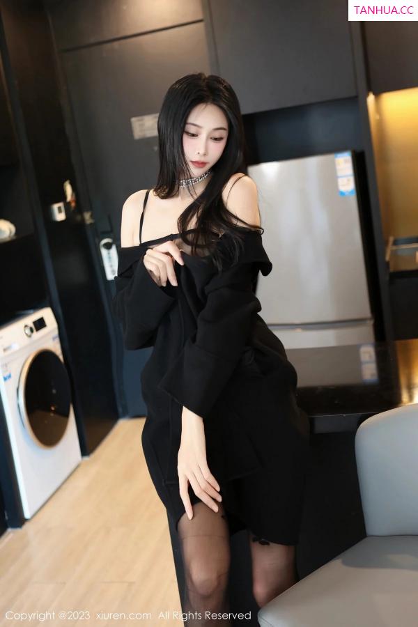 草莓  [XiuRen]高清写真图 2023.12.12 No.7797 草莓mm 黑丝美腿第11张图片